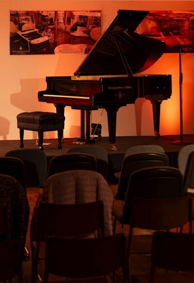 Konzertsaal mit Flügel